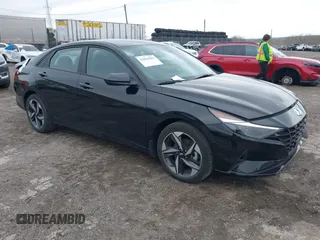 2023 Hyundai Elantra SEL z VIN KMHLS4AG9PU428383, wystawiony jako IAAI lot #42044584 z przebiegiem 6 536 mil mil oraz . Historia ofert i sprzedaży dostępna na DreamBid. Obrazek 1.