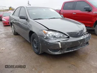 2005 Toyota Camry STD z VIN 4T1BE32K95U953957, wystawiony jako IAAI lot #41480581 z przebiegiem 155 364 mil mil oraz . Historia ofert i sprzedaży dostępna na DreamBid. Obrazek 1.