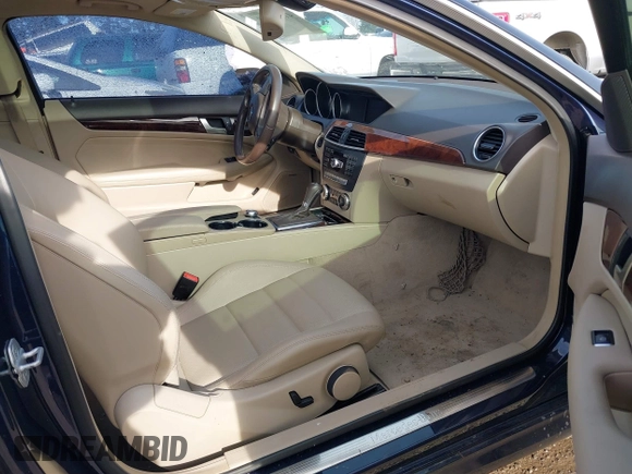2014 Mercedes-Benz C 250 с VIN WDDGJ4HB7EG195043, выставлен на аукционе IAAI как лот 41725012 с пробегом 87 802 миль миль и . История ставок и продаж доступна на DreamBid. Изображение 5.