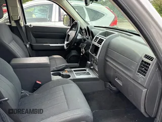2011 Dodge Nitro SXT z VIN 1D4PT5GK5BW533989, wystawiony jako Copart lot #61019655 z przebiegiem 190 113 mil mil oraz Czysty tytuł • Clean title. Historia ofert i sprzedaży dostępna na DreamBid. Obrazek 5.