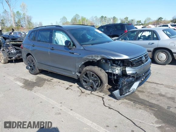 2024 Volkswagen Tiguan SE R-Line Black z VIN 3VV8B7AX0RM231879, wystawiony jako IAAI lot #41924255 z przebiegiem 1 098 mil mil oraz . Historia ofert i sprzedaży dostępna na DreamBid. Obrazek 1.