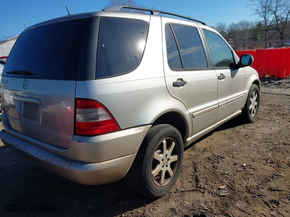 2001 Mercedes-Benz M-Class with VIN 4JGAB72E51A247926, listed as a IAAI auction lot 41277111 with 208,817 mi miles. Bid and sale history available at carsss.com. Image 4.