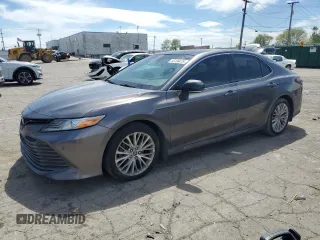 2018 Toyota Camry LE z VIN 4T1B11HK5JU030795, wystawiony jako Copart lot #56156475 z przebiegiem 216 037 mil mil oraz Czysty tytuł • Clean title. Historia ofert i sprzedaży dostępna na DreamBid. Obrazek 1.