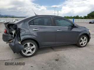2013 Chevrolet Sonic LTZ z VIN 1G1JE5SH0D4102525, wystawiony jako Copart lot #60976595 z przebiegiem 138 420 mil mil oraz Szkoda całkowita • Salvage title. Historia ofert i sprzedaży dostępna na DreamBid. Obrazek 3.
