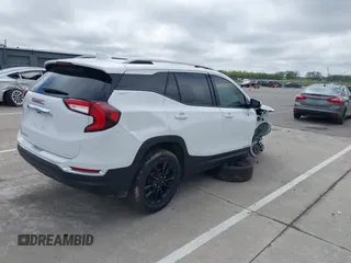 2024 GMC Terrain SLT z VIN 3GKALPEG5RL384887, wystawiony jako IAAI lot #42192857 z przebiegiem 4 267 mil mil oraz . Historia ofert i sprzedaży dostępna na DreamBid. Obrazek 4.