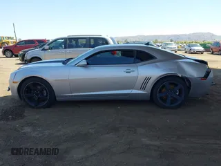 2011 Chevrolet Camaro 2LS z VIN 2G1FA1ED0B9157330, wystawiony jako IAAI lot #41970306 z przebiegiem 179 262 mil mil oraz . Historia ofert i sprzedaży dostępna na DreamBid. Obrazek 14.