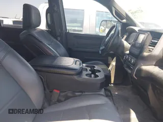 2022 Ram 2500 Tradesman z VIN 3C6UR5HJ7NG351676, wystawiony jako IAAI lot #42728688 z przebiegiem 90 318 mil mil oraz . Historia ofert i sprzedaży dostępna na DreamBid. Obrazek 5.