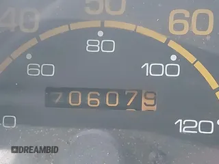 1986 Suzuki Samurai z VIN JS4JC51C4G4118117, wystawiony jako IAAI lot #41589925 z przebiegiem 70 607 mil mil oraz . Historia ofert i sprzedaży dostępna na DreamBid. Obrazek 7.