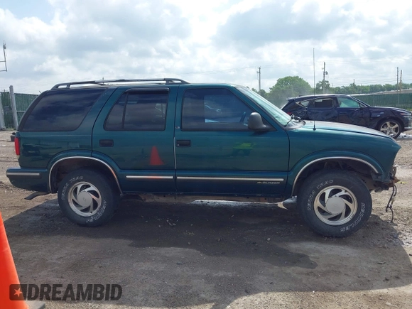 1998 Chevrolet Blazer LS z VIN 1GNDT13W7W2219654, wystawiony jako IAAI lot #42275733 z przebiegiem 150 384 mil mil oraz . Historia ofert i sprzedaży dostępna na DreamBid. Obrazek 14.