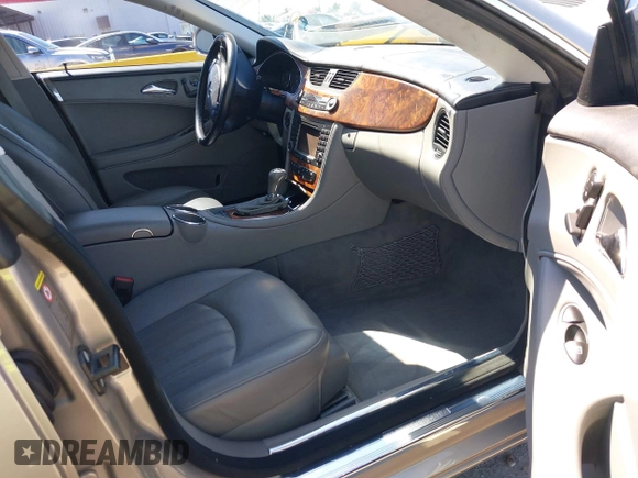 2006 Mercedes-Benz CLS 500 z VIN WDDDJ75X46A059753, wystawiony jako IAAI lot #42335719 z przebiegiem 113 962 mil mil oraz . Historia ofert i sprzedaży dostępna na DreamBid. Obrazek 5.