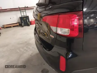 2014 Kia Sorento LX z VIN 5XYKT3A60EG479896, wystawiony jako IAAI lot #42360338 z przebiegiem 200 350 mil mil oraz . Historia ofert i sprzedaży dostępna na DreamBid. Obrazek 13.