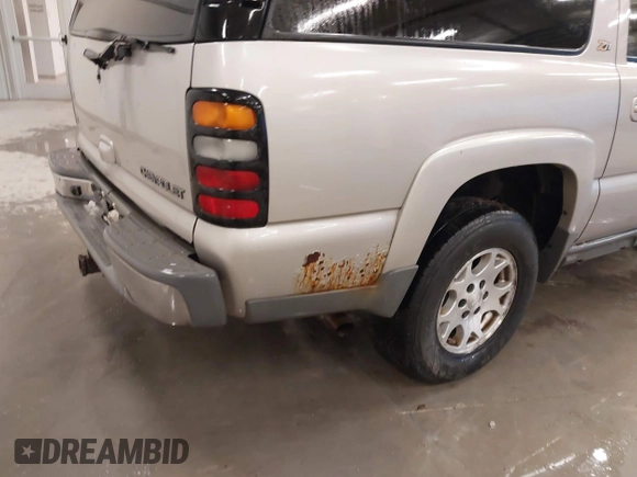 2004 Chevrolet Suburban Z71 with VIN 3GNFK16T24G213519, listed as a IAAI auction lot 41552418 with 244,017 mi miles. Bid and sale history available at carsss.com. Image 14.