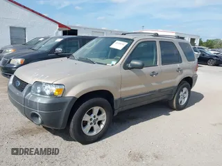 2007 Ford Escape XLT with VIN 1FMYU03127KB33946, listed as a IAAI auction lot 42120231 with 92,233 mi miles. Bid and sale history available at carsss.com. Image 2.