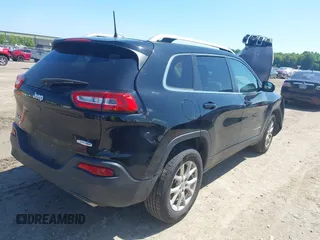 2017 Jeep Cherokee Latitude z VIN 1C4PJMCS4HW582693, wystawiony jako IAAI lot #42642337 z przebiegiem 49 839 mil mil oraz . Historia ofert i sprzedaży dostępna na DreamBid. Obrazek 4.
