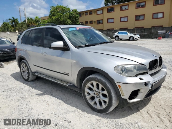 2013 BMW X5 xDrive35i z VIN 5UXZV4C5XD0B03182, wystawiony jako Copart lot #54906305 z przebiegiem 166 493 mil mil oraz Szkody całkowita. Historia ofert i sprzedaży dostępna na DreamBid. Obrazek 4.