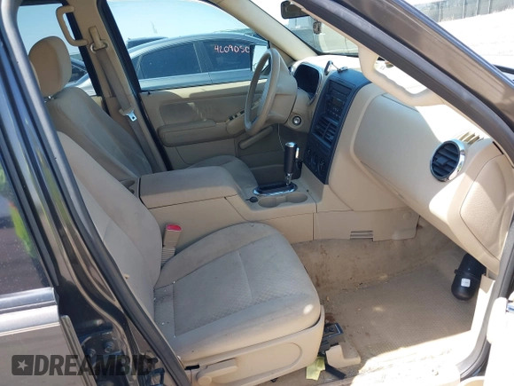 2006 Ford Explorer XLS z VIN 1FMEU62E86UA19804, wystawiony jako IAAI lot #42103063 z przebiegiem 150 466 mil mil oraz . Historia ofert i sprzedaży dostępna na DreamBid. Obrazek 5.