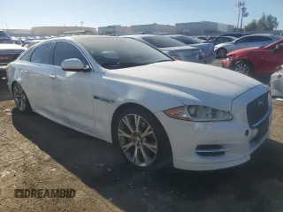2015 Jaguar XJ z VIN SAJWA1CZ9F8V84689, wystawiony jako Copart lot #86216424 z przebiegiem 72 172 mil mil oraz Czysty tytuł • Clean title. Historia ofert i sprzedaży dostępna na DreamBid. Obrazek 4.