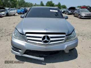 2013 Mercedes-Benz C 350 Sport z VIN WDDGF5HBXDR272336, wystawiony jako Copart lot #59851155 z przebiegiem 189 350 mil mil oraz Czysty tytuł • Clean title. Historia ofert i sprzedaży dostępna na DreamBid. Obrazek 5.