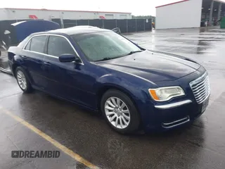 2013 Chrysler 300 z VIN 2C3CCAAG7DH709696, wystawiony jako IAAI lot #42199209 z przebiegiem 161 094 mil mil oraz . Historia ofert i sprzedaży dostępna na DreamBid. Obrazek 1.