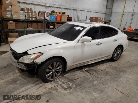 2013 Infiniti M z VIN JN1BY1AP8DM511833, wystawiony jako Copart lot #42874265 z przebiegiem 152 708 mil mil oraz Czysty tytuł • Clean title. Historia ofert i sprzedaży dostępna na DreamBid. Obrazek 1.