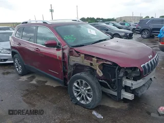 2019 Jeep Cherokee Latitude Plus z VIN 1C4PJLLB3KD327000, wystawiony jako IAAI lot #42150401 z przebiegiem 81 830 mil mil oraz . Historia ofert i sprzedaży dostępna na DreamBid. Obrazek 1.