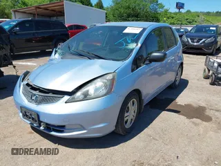 2009 Honda Fit z VIN JHMGE88209S011973, wystawiony jako IAAI lot #42300503 z przebiegiem 106 083 mil mil oraz . Historia ofert i sprzedaży dostępna na DreamBid. Obrazek 2.