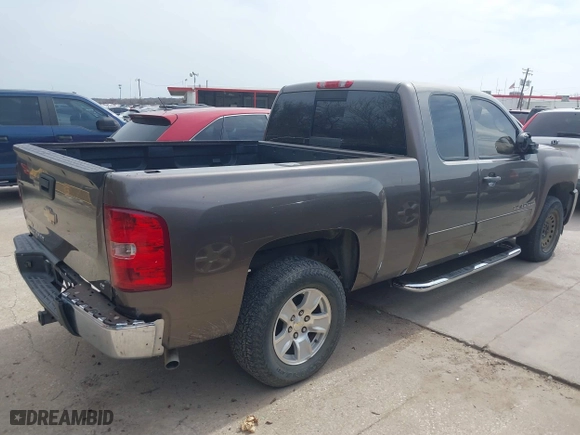 2008 Chevrolet Silverado 1500 LT w/1LT with VIN 2GCEC19J381213233, listed as a IAAI auction lot 41742515 with 241,275 mi miles. Bid and sale history available at carsss.com. Image 4.