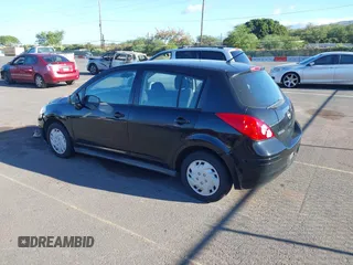 2009 Nissan Versa S z VIN 3N1BC13EX9L363180, wystawiony jako IAAI lot #42510405 z przebiegiem 113 287 mil mil oraz . Historia ofert i sprzedaży dostępna na DreamBid. Obrazek 3.