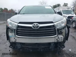2016 Toyota Highlander LE with VIN 5TDBKRFH7GS281290, listed as a IAAI auction lot 41937323 with 86,135 mi miles. Bid and sale history available at carsss.com. Image 6.
