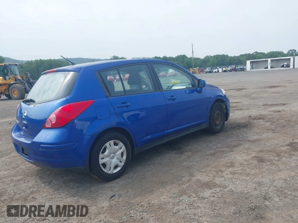 2011 Nissan Versa S z VIN 3N1BC1CP0BL395790, wystawiony jako IAAI lot #42477284 z przebiegiem 270 145 mil mil oraz . Historia ofert i sprzedaży dostępna na DreamBid. Obrazek 4.