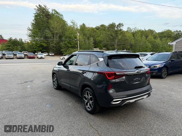 2021 Kia Seltos EX z VIN KNDERCAA6M7135176, wystawiony jako Copart lot #59635315 z przebiegiem 106 872 mil mil oraz Czysty tytuł • Clean title. Historia ofert i sprzedaży dostępna na DreamBid. Obrazek 3.