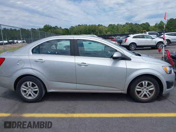 2012 Chevrolet Sonic LT z VIN 1G1JC5SH4C4107831, wystawiony jako IAAI lot #42344605 z przebiegiem 110 790 mil mil oraz . Historia ofert i sprzedaży dostępna na DreamBid. Obrazek 12.