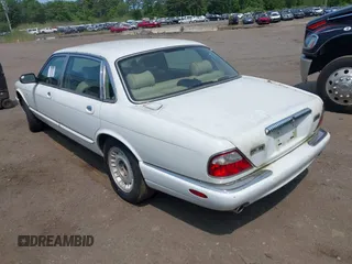 1999 Jaguar XJ z VIN SAJKD6045XC875524, wystawiony jako IAAI lot #42396434 z przebiegiem 167 104 mil mil oraz . Historia ofert i sprzedaży dostępna na DreamBid. Obrazek 3.