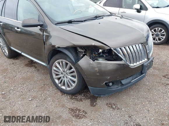 2011 Lincoln MKX z VIN 2LMDJ8JK2BBJ23510, wystawiony jako IAAI lot #42425759 z przebiegiem 138 844 mil mil oraz . Historia ofert i sprzedaży dostępna na DreamBid. Obrazek 6.