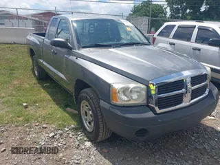 2005 Dodge Dakota ST with VIN 1D7HE22K35S109729, listed as a IAAI auction lot 42601045 with 199,045 mi miles and . Bid and sale history available at DreamBid. Image 1.