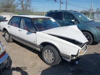 1990 Oldsmobile Delta z VIN 1G3HN54C1L1808457, wystawiony jako IAAI lot #41978123 z przebiegiem 146 383 mil mil oraz . Historia ofert i sprzedaży dostępna na DreamBid. Obrazek 1.