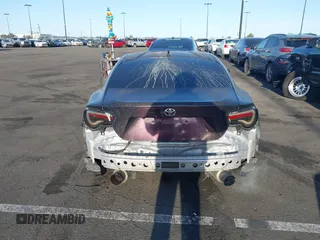 2017 Toyota 86 z VIN JF1ZNAA13H9705460, wystawiony jako IAAI lot #41955022 z przebiegiem 83 218 mil mil oraz . Historia ofert i sprzedaży dostępna na DreamBid. Obrazek 17.