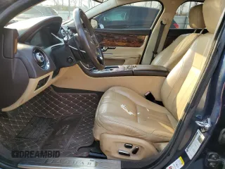 2013 Jaguar XJ z VIN SAJWA1C7XD8V43502, wystawiony jako Copart lot #50727235 z przebiegiem 112 389 mil mil oraz Tytuł czysty. Historia ofert i sprzedaży dostępna na DreamBid. Obrazek 7.