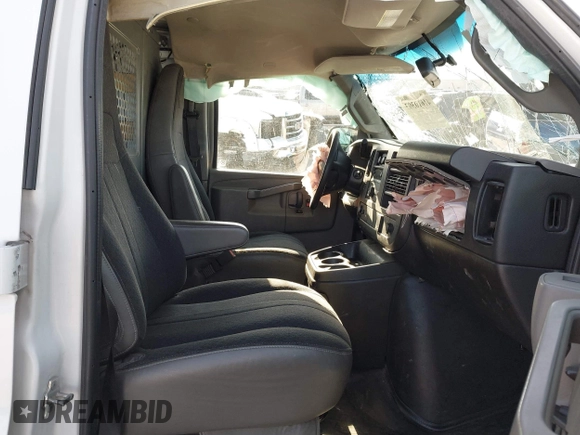 2018 Chevrolet Express Cargo Van with VIN 1GCWGAFG3J1905280, listed as a IAAI auction lot 41610303 with 262,115 mi miles. Bid and sale history available at carsss.com. Image 5.