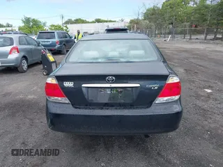2005 Toyota Camry STD z VIN 4T1BE32K55U632921, wystawiony jako IAAI lot #42341618 z przebiegiem 268 557 mil mil oraz . Historia ofert i sprzedaży dostępna na DreamBid. Obrazek 16.