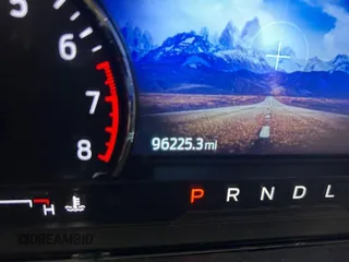 2021 Ford Explorer XLT z VIN 1FMSK7DH7MGB34492, wystawiony jako IAAI lot #42529674 z przebiegiem 96 225 mil mil oraz . Historia ofert i sprzedaży dostępna na DreamBid. Obrazek 1.