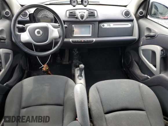 2011 Smart fortwo Pure z VIN WMEEJ3BA5BK487747, wystawiony jako Copart lot #49703445 z przebiegiem 93 489 mil mil oraz Szkoda całkowita • Salvage title. Historia ofert i sprzedaży dostępna na DreamBid. Obrazek 8.