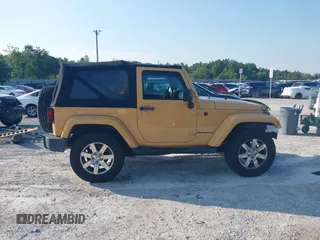 2013 Jeep Wrangler Arctic z VIN 1C4GJWBG2DL634942, wystawiony jako IAAI lot #42373239 z przebiegiem 131 470 mil mil oraz . Historia ofert i sprzedaży dostępna na DreamBid. Obrazek 14.
