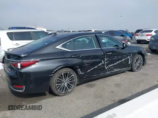 2023 Lexus ES 300h z VIN 58ADA1C15PU029137, wystawiony jako IAAI lot #41462055 z przebiegiem 25 120 mil mil oraz . Historia ofert i sprzedaży dostępna na DreamBid. Obrazek 13.