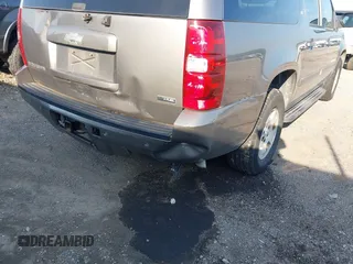 2007 Chevrolet Suburban LT с VIN 1GNFC16027R225418, выставлен на аукционе IAAI как лот 42466800 с пробегом Не указан миль и . История ставок и продаж доступна на DreamBid. Изображение 6.