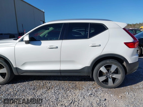 2021 Volvo XC40 Momentum with VIN YV4162UK8M2499552, listed as a IAAI auction lot 41375452 with 72,189 mi miles. Bid and sale history available at carsss.com. Image 14.