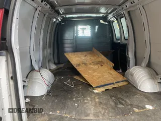 2014 Chevrolet Express Cargo z VIN 1GCSGAFX7E1163258, wystawiony jako IAAI lot #42501106 z przebiegiem 214 104 mil mil oraz . Historia ofert i sprzedaży dostępna na DreamBid. Obrazek 25.
