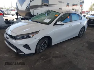 2022 Kia Forte LXS z VIN 3KPF24AD2NE425361, wystawiony jako IAAI lot #42004084 z przebiegiem 61 465 mil mil oraz . Historia ofert i sprzedaży dostępna na DreamBid. Obrazek 17.