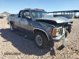 1990 Dodge Dakota z VIN 1B7FL23X7LS653679, wystawiony jako Copart lot #72073034 z przebiegiem 254 327 mil mil oraz Szkoda całkowita • Salvage title. Historia ofert i sprzedaży dostępna na DreamBid. Obrazek 4.