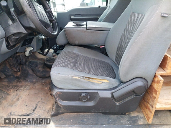 2012 Ford F-250 XL z VIN 1FT7X2B69CEC06299, wystawiony jako IAAI lot #42631380 z przebiegiem 113 834 mil mil oraz . Historia ofert i sprzedaży dostępna na DreamBid. Obrazek 1.